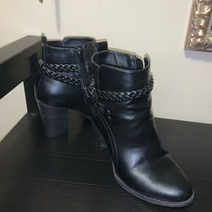 2/$20 👠 Black ankle boot with braid detail